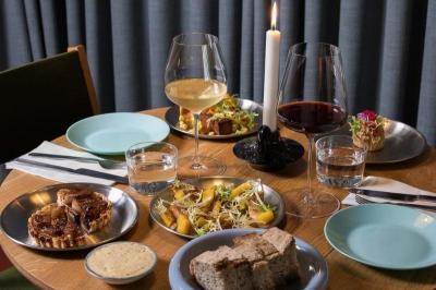 5-retters aftenmenu hos Oasis Vinbar