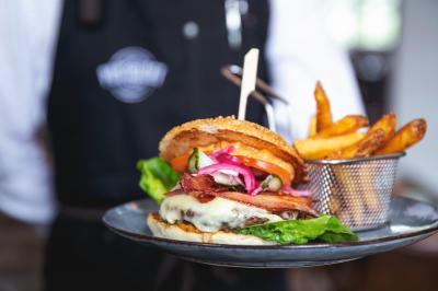 Burger med fritter