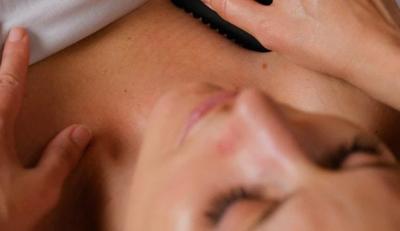 Afslappende ansigtsmassage
