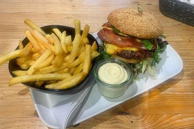 Valgfri burger med pommes frites