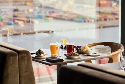 <span style="color:
orange;">Særligt eftertragtet: </span>Frokost i 62 meters højde med panoramaudsigt