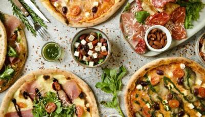Pizza, tiramisu, dip + drikke