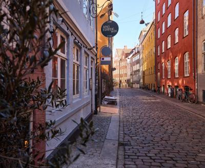 Italiensk madglæde i et skævt bindingsværkshus i Indre By