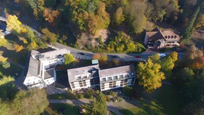 Fredfyldt haveomgivelser nær Kurparken og vinmarkerne