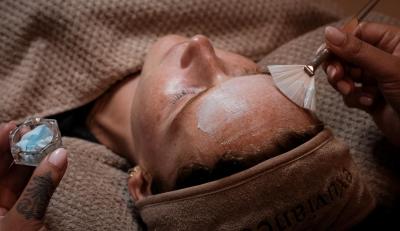 Ansigtsbehandling - Spar 56 %