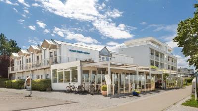 Nyd de hyggelige værelser, det regionale køkken og lyden af havet.