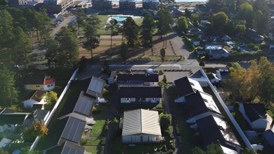 Private strandhytter med terrasser, adgang til stranden og ro ved kysten.