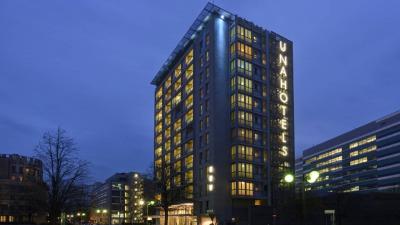 Rummelige værelser, tagterrasse og fremragende transportforbindelser.