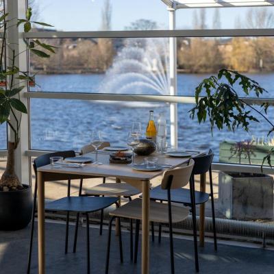 4 stjernet frokost med udsigt over søerne