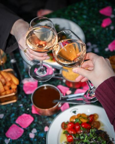 Galentines Day @ Alexanders Bistro - Hvem Skal Du Fejre Venskabet Med?