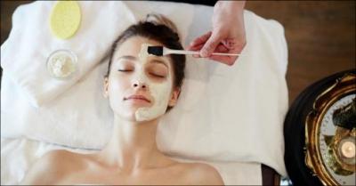 Farvning af vipper og bryn samt ansigtsløftende massage - Kombibehandling med farvning af vipper og bryn inkl. retning samt ansigtsløftende massage med rens og creme hos Copenhagen Natural Skin. Værdi kr. 599,-