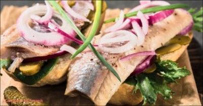 Nyd en lækker dansk frokostplatter med gode klassikere - Nyd en hjemmelavet frokostplatter med sild, laks, rødspætte, æg med rejer, skinke, medister, ost og sødt. En dansk klassiker fyldt med smag. Værdi kr. 325,-