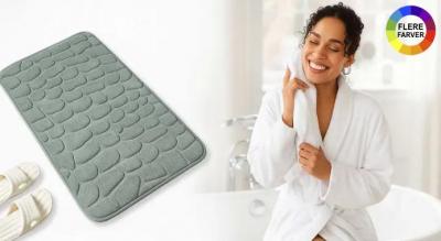 Superabsorberende, blød badrumsmåtte med skridsikker underside for et tørt og sikkert badeværelse.