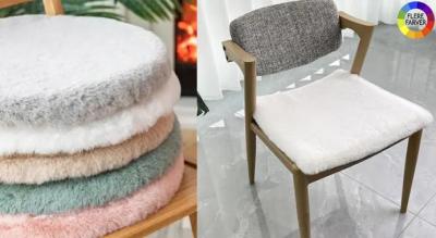 Skab en hyggelig stemning i hjemmet med denne eksklusive sædehynde i plys af imiteret kaninpels.