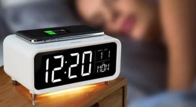 Moderne vækkeur med trådløs opladning og lys