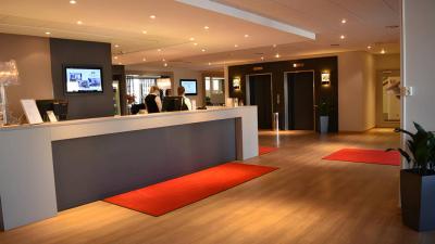 Beliggende i en forstad, ca. 10 minutters gang fra nærmeste metrostation