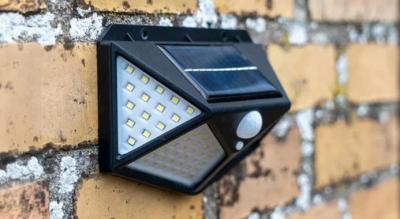 Flot solcellelampe til væggen - med indbygget bevægelsessensor