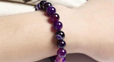 To lilla agat-armbånd