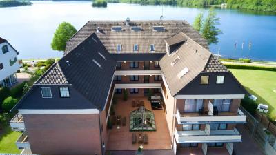 Moderne lejligheder ved søen og promenaden