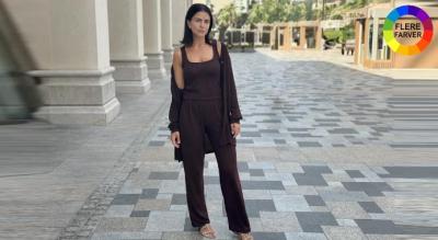 Strikket hjemmesæt bestående af cardigan, top og bukser