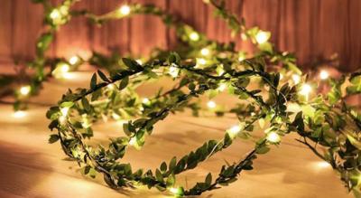 Elegant julelyskæde med grønne blade - bring naturen indenfor