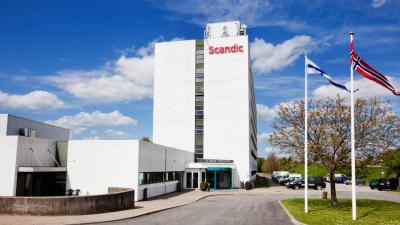 Nyd et fredeligt ophold med rummelig indendørs pool og grønne omgivelser