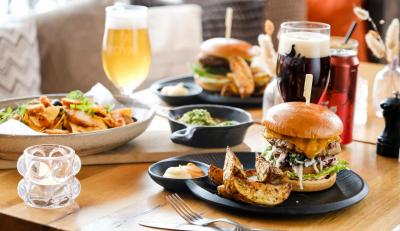 ½ pris: Nachos/Burger på Café Nöah