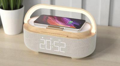 Trådløs Bluetooth-clockradio med FM-radio, højttaler og trådløs opladning