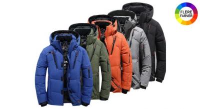 Gør dig klar til vinteren med en varm dunjakke i et stilfuldt og moderne design med aftagelig hætte og mange lommer