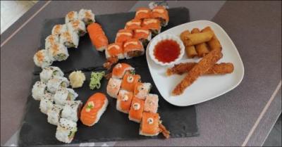 Nyd en lækker og indbydende sushioplevelse med 40 stk luksus sushi inkl. sprøde forretter
