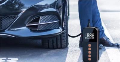 Multifunktionel bærbar luftpumpe med digitalt display - Hold dæk og bolde korrekt oppumpet med en kompakt luftpumpe med digitalt display og auto stop. Nem at bruge hjemme og på farten. Værdi kr. 899,-