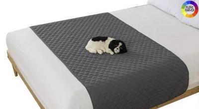 Vandafvisende hundemøbelbeskytter med skridsikkert design