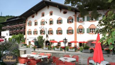 Traditionelt Østrigsk hotel med panoramaudsigt til bjergene og den smukke natur.