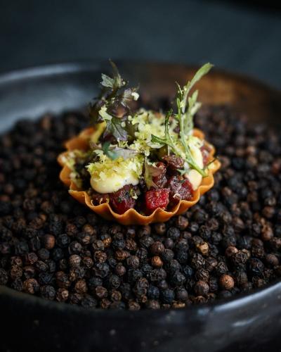 Forårsmenu hos Restaurant Rebel - Anbefalet i Michelin-guiden på 12. år