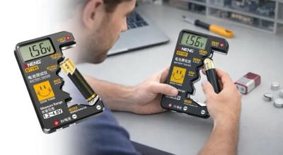 Batteritester med tydeligt LCD-display. En lille investering, der hurtigt betaler sig selv i sparede batterier.