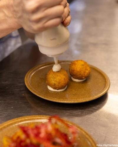 12-RETTERS AFTENMENU / "Maden er gedigen og velsmagende" - Berlingske