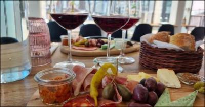Tapas og vin for 2 personer hos BAReVIN Aarhus