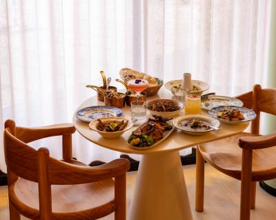 10 retters menu + sides hos Dhaba KBH