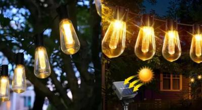 Vandtæt solcelledrevet LED-lyskæde, der oplades i solen og spreder et varmt skær udendørs