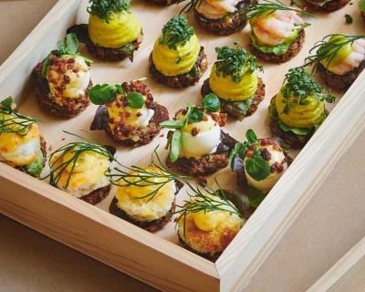 16 Mini-Smørrebrød fra Danish Minies - Smag Alle Dine Favoritter i Et Måltid