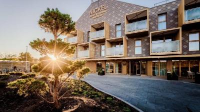 Moderne wellness tæt på sandstrande og familievenlige faciliteter.