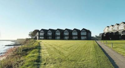 3. maj - 17. maj 2026: Ferie i Ballen Strandpark med morgenbuffet på Ballen Badehotel (4 personer)