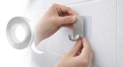 Dobbeltsidet super nano-tape, der hæfter på de fleste glatte overflader og kan erstatte lim, skruer eller søm