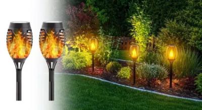 Skab en varm og livlig stemning i haven med vandtætte solcellefakler (2 stk.), der blafrer som ægte flammer