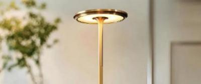 Lys stuen op med en stilfuld touchlampe i trådløst design med justerbar lysstyrke og skridsikker bund