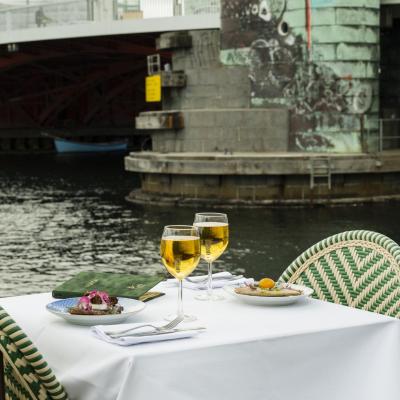 Valgfri 3-retters frokostmenu ved havnekanten / "Det er genialt tænkt" - Berlingske