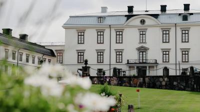 Historisk slotshotel med søudsigt og gourmetoplevelser nær Stockholm.