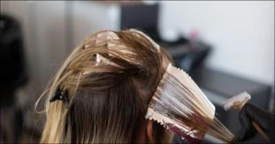 Få flotte reflekser og glansfuldt hår hos Salon Essenza - Vælg mellem reflekser til skulderlangt eller langt hår inkl. toning, hårkur, vask og styling hos Salon Essenza. Værdi op til kr. 2.745,-