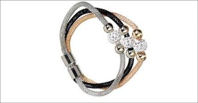 Yndefuldt og let armbånd med charms