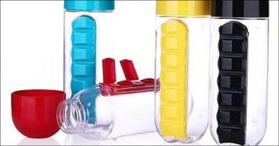 Vandflaske med medicin-organizer